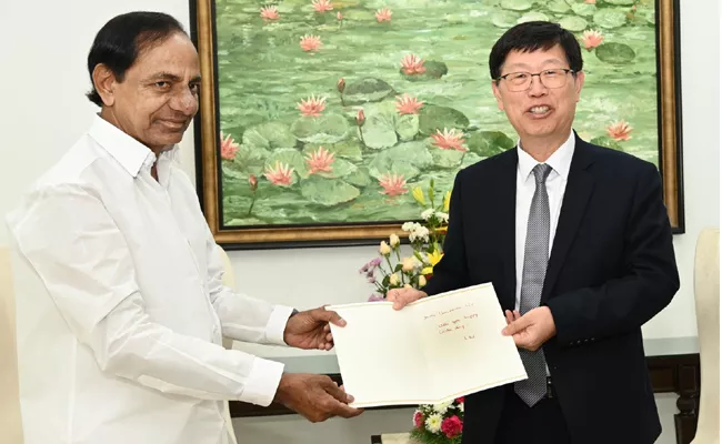 Telangana CM KCR Hon Hai Foxconn Chairman Young Liu Meeting - Sakshi