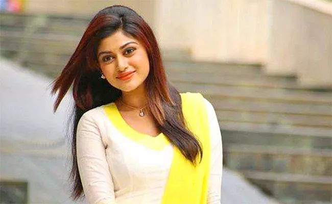 Bigg Boss Beauty Oviya Fires On Fan - Sakshi