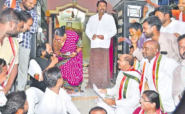 Gadapa Gadapaku Congress program started in Kodada - Sakshi