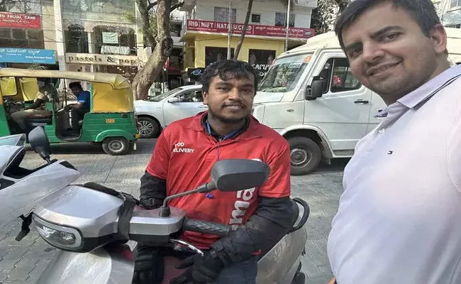 Ola ceo meets zomoto delivery person - Sakshi