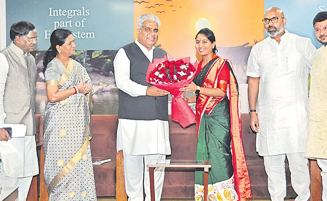 Dr Shravani joined BJP - Sakshi