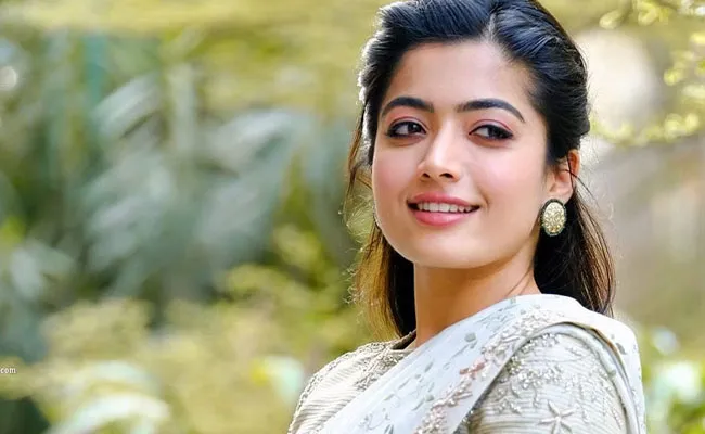 Umair Sandhu Tweet Rashmika Mandanna Left Pushp 2 Set For This Reason - Sakshi