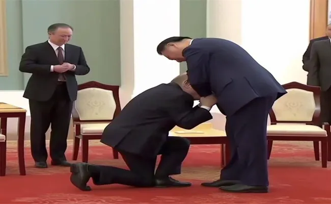 AI Generated Viral Photo Of Putin Bowing To Xi Jinping  - Sakshi