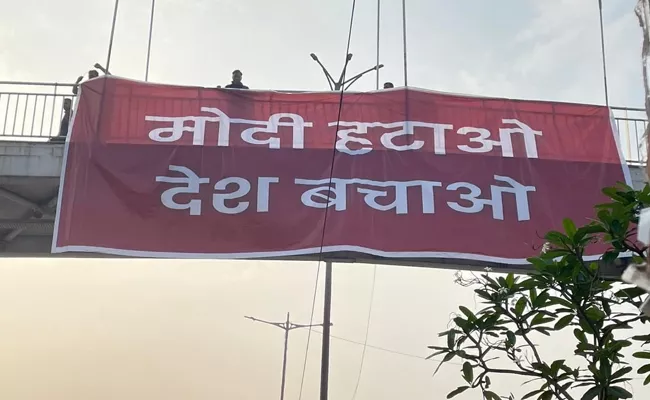 Delhi Police Cracks Down On Anti Modi Posters - Sakshi