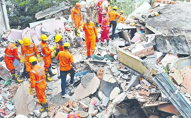 Three killed in Visakhapatnam building collapse - Sakshi