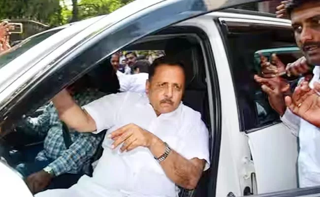 Lokayukta Police arrest BJP MLA Madal Virupakshappa - Sakshi