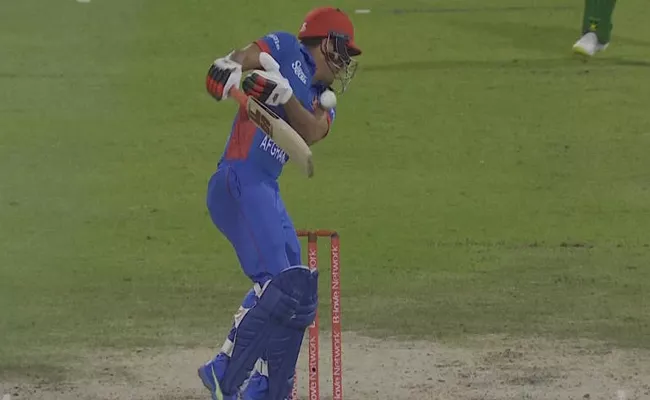 Najibullah Zadran retired hurt as Ihsanullahs fierce bouncer - Sakshi