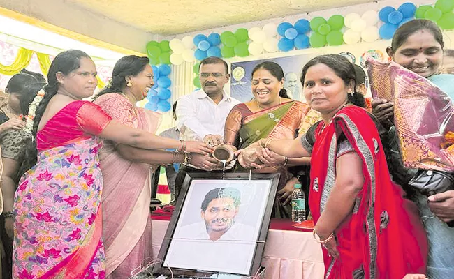 Womens of thrift societies praising CM YS Jagan For YSR Asara - Sakshi