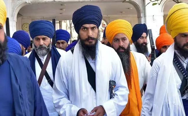 Sources Says Amritpal Singh Plans To Surrender At Golden Temple - Sakshi