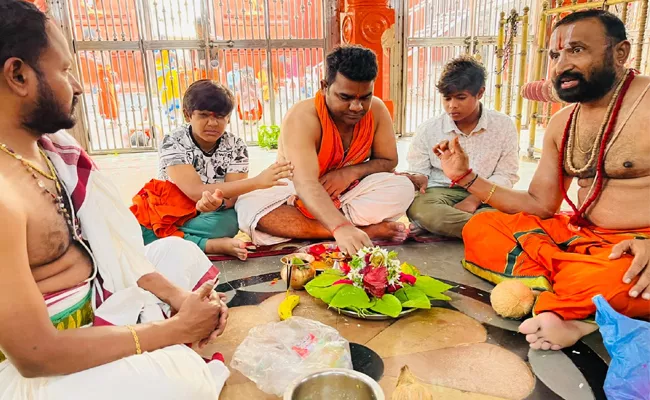 Balagam Movie Director Venu Yeldandi Visits Kondagattu Temple - Sakshi