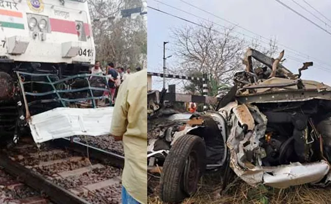 Ap News: duronto express Crash Bolero At Bhimadole - Sakshi