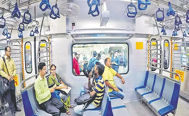 Mumbai: 100 Crore Fine Collected From Ticketless Passengers 2022 23 - Sakshi