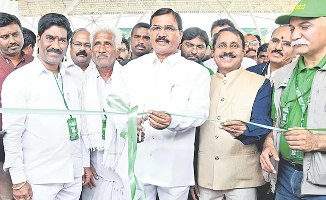 Kisan Agri Show was started by Minister Niranjan Reddy - Sakshi