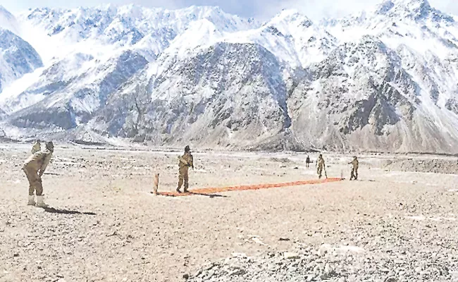 Indian Army men play cricket at sub-zero temperatures in Ladakh Himalayan desert - Sakshi