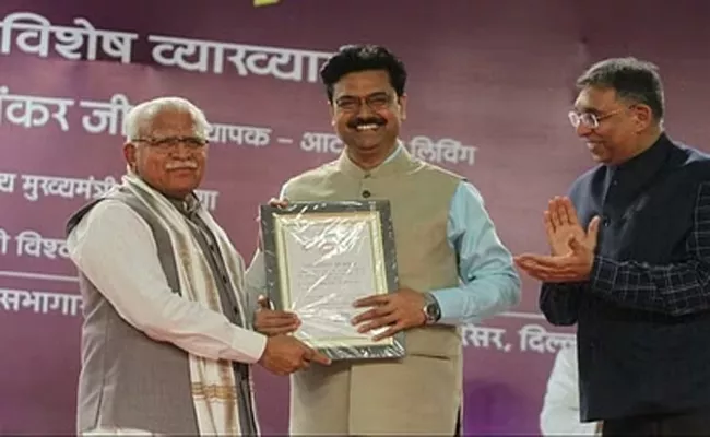 Haryana Cm Manohar Lal Khattar Collects Graduation Degree From Delhi University - Sakshi