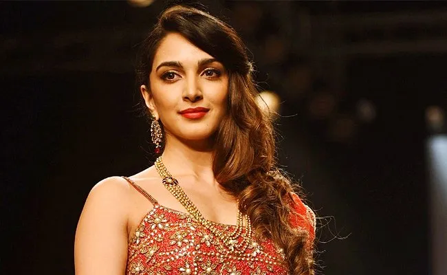 Kiara Advani hints Big Announcement at a shares pic in a from makeup room - Sakshi