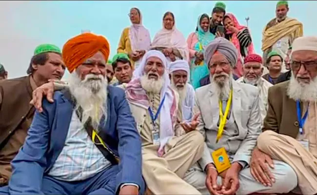 Social media reunites Sikh family separated at the time of Partition - Sakshi