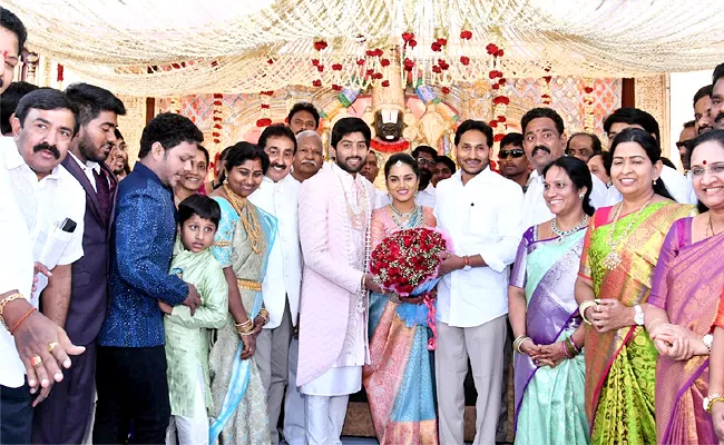 Cm Jagan Attends Mla Mudunuri Prasada Raju Daughter Wedding Reception - Sakshi