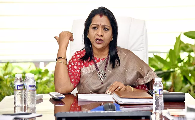 Gadwal Vijayalakshmi Sensational Comments On Dog Attack Issue - Sakshi