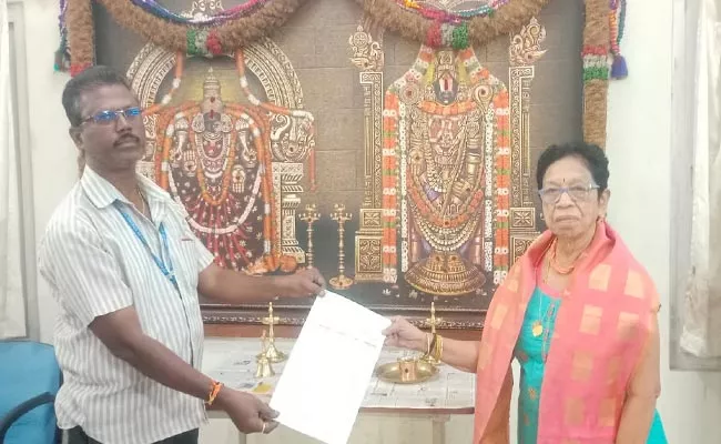 Vadlamudi Sarojini Donated One Crore Rupees To TTD - Sakshi