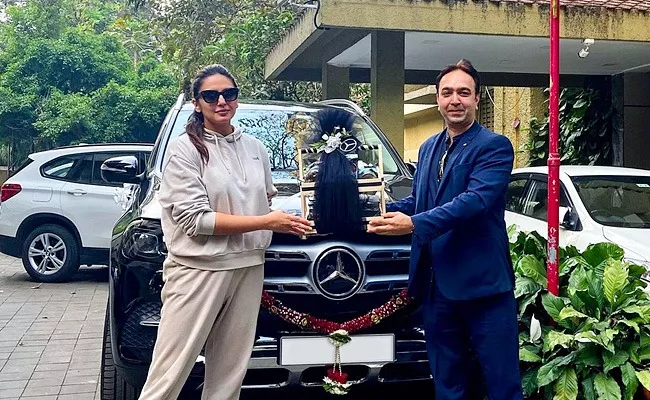 Huma qureshi new mercedes benz details - Sakshi