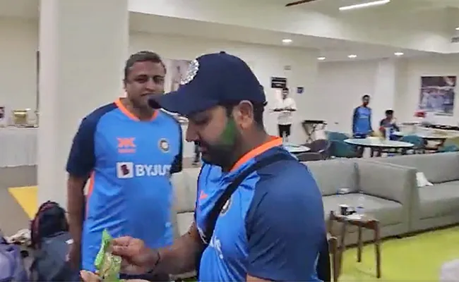 Rohit Sharma Spares No One As He Celebrates Holi With Teammates - Sakshi