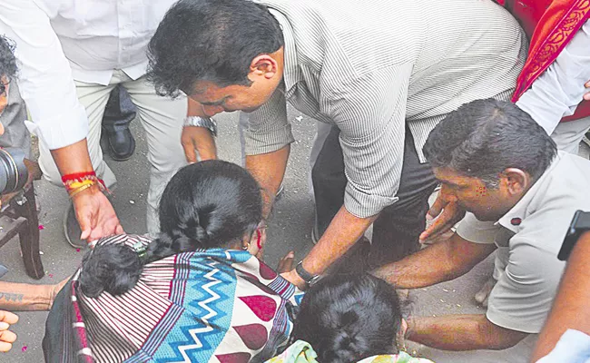 Preeti's family met KTR - Sakshi