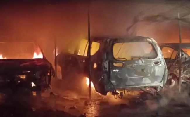 Telangana: Car Blast , Fire Accident In Farm House Peddapalli - Sakshi