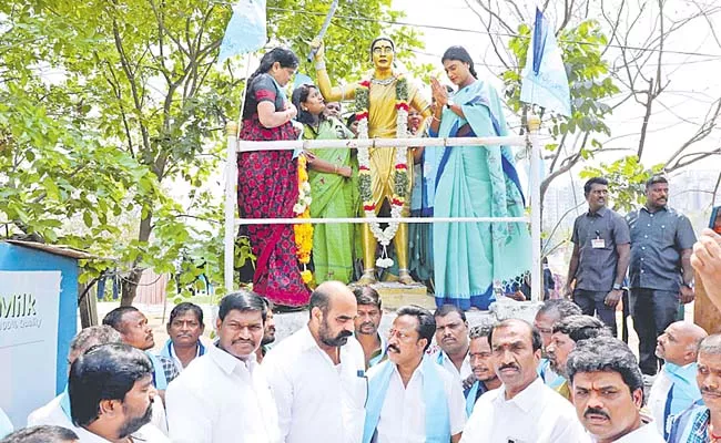 YS Sharmila taken into custody for protesting at Tank Bund - Sakshi