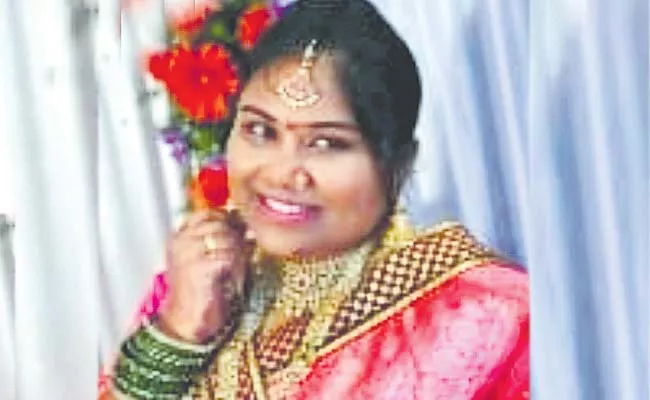 New bride committed suicide - Sakshi