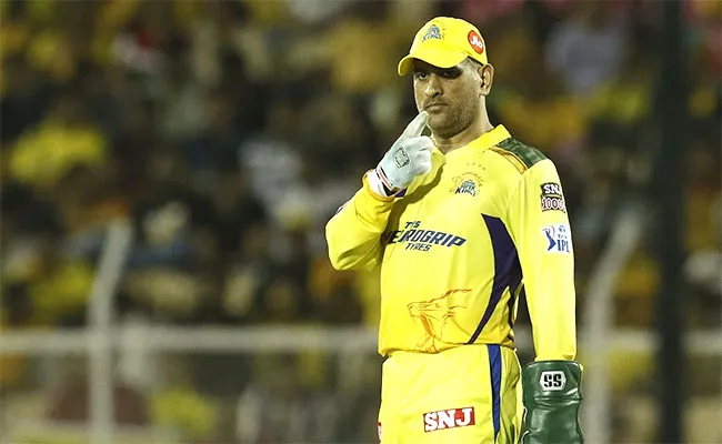 MS Dhoni becomes oldest captain in IPL - Sakshi