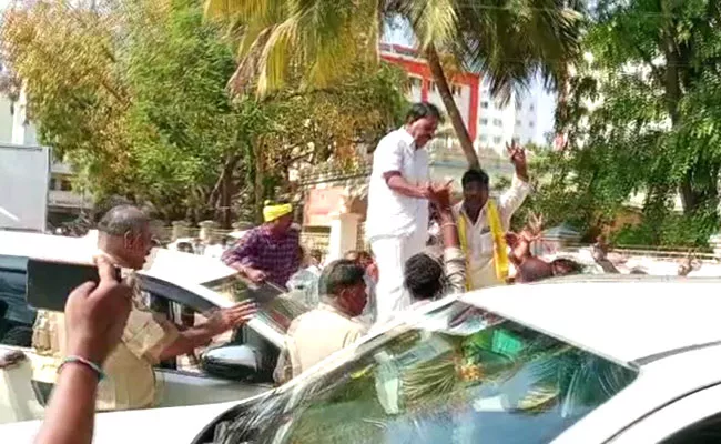 Tension in Puttaparthi TDP Goons Attack MLA Sreedhar Reddy - Sakshi