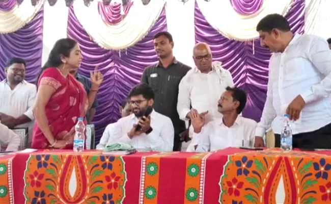 MLA Rekha Nayak Argue With Sarpanch At Kadem - Sakshi