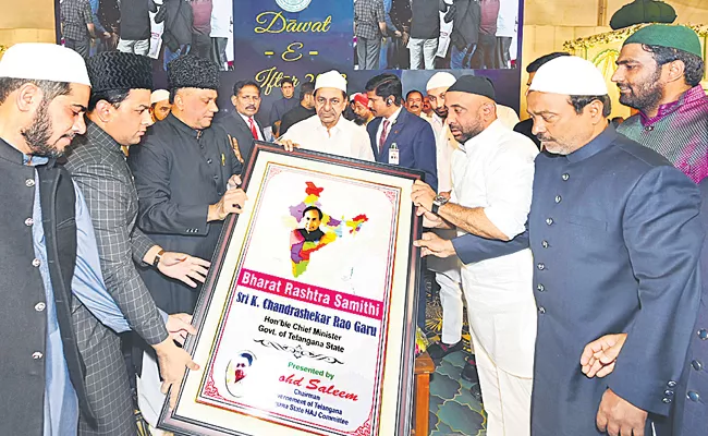 CM KCR at the Iftar dinner given by the state government - Sakshi