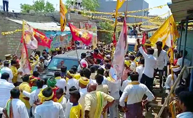 Dalit Organizations Stopped TDP Lokesh Padayatra - Sakshi