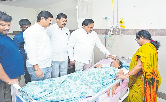 Hyderabad: Errabelli Dayakar Says Govt Bear Medical Expenses Of Balagam Singer Mogulaiah - Sakshi