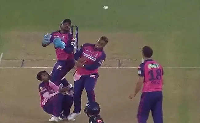 Comedy Of-Errors While Taking Saha Catch Viral GT Vs RR Match - Sakshi