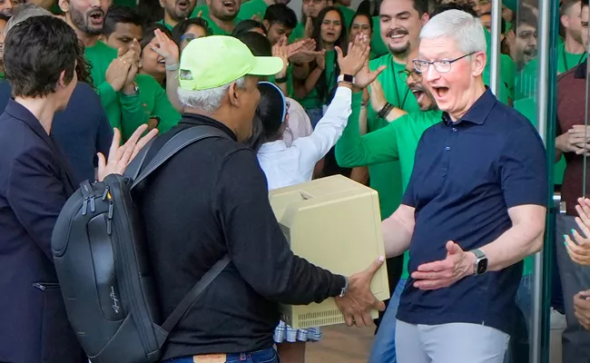 Apple Fan Brings 1984 Macintosh At Apple Bkc Mumbai - Sakshi