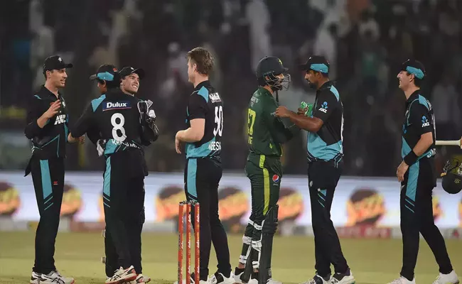 New Zealand snatche dramatic 4 run T20 win over Pakistan - Sakshi