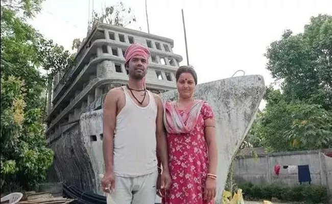 Darmer Builds His Dream House Resembling Titanic At West Bengal - Sakshi