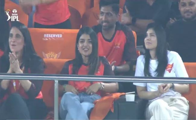 Kavya Maran Celebrates Suryakumar Yadavs Wicket During SRH - Sakshi