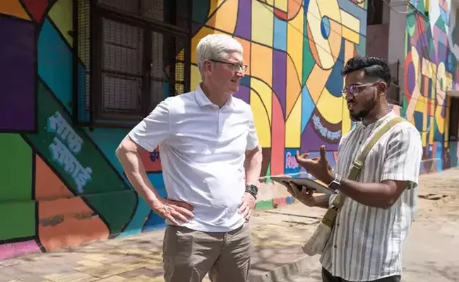  After Mumbai Apple CEO Tim Cook reaches Delhi lauds Lodhi Art District - Sakshi