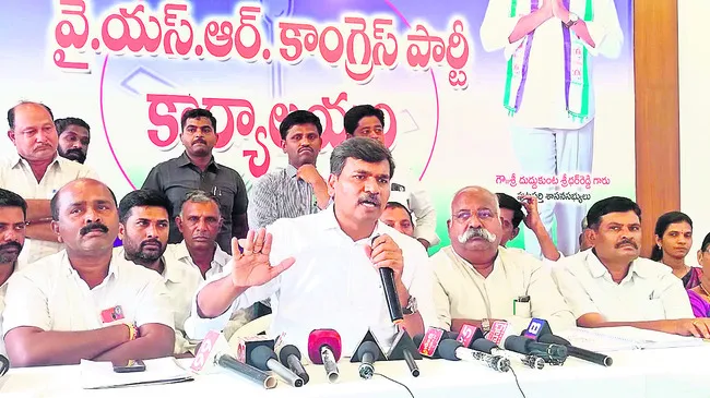 మాట్లాడుతున్న పుట్టపర్తి ఎమ్మెల్యే   దుద్దుకుంట శ్రీధర్‌రెడ్డి   - Sakshi