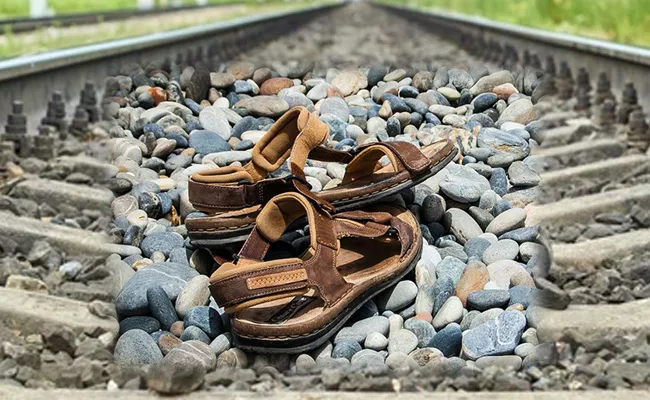 Telangana: Railway Employees Returns Train Passenger Lost Chappal Kazipet - Sakshi