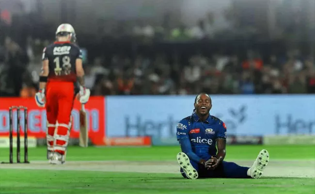 IPL 2023: Jofra Archer Expression Became Viral Kohli Hitting RCB Vs MI - Sakshi