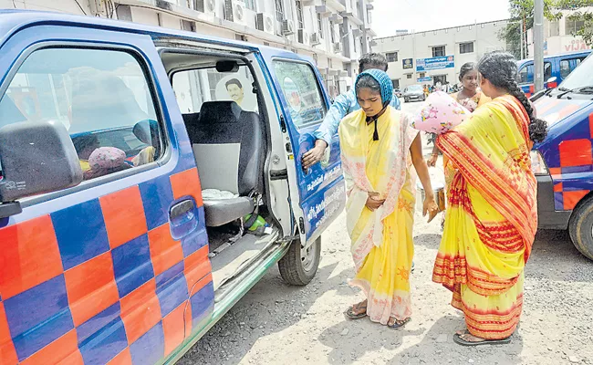 Andhra Pradesh Govt Services with YSR Thalli Bidda Express Vehicles - Sakshi