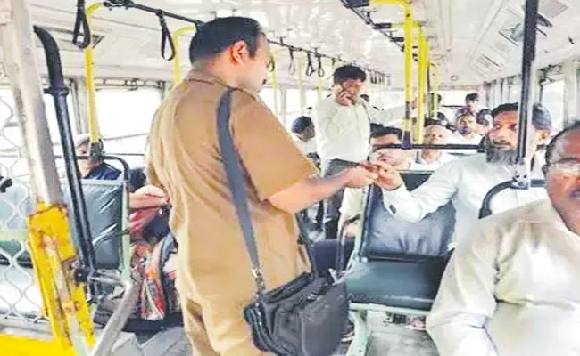 TSRTC Corporate Training To Conductor For Attract Passengers - Sakshi