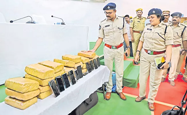 Interstate ganja gang arrested - Sakshi