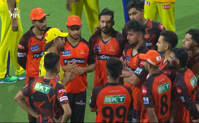 MS Dhoni Discussion With Umran Malik-Other SRH Young Players Viral - Sakshi