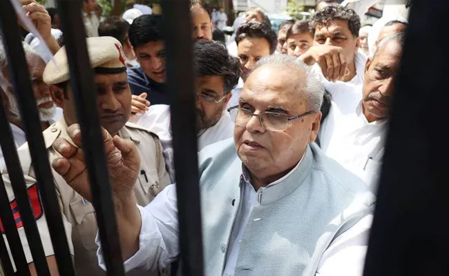 Satya Pal Malik sits on dharna following argument with Delhi cops - Sakshi